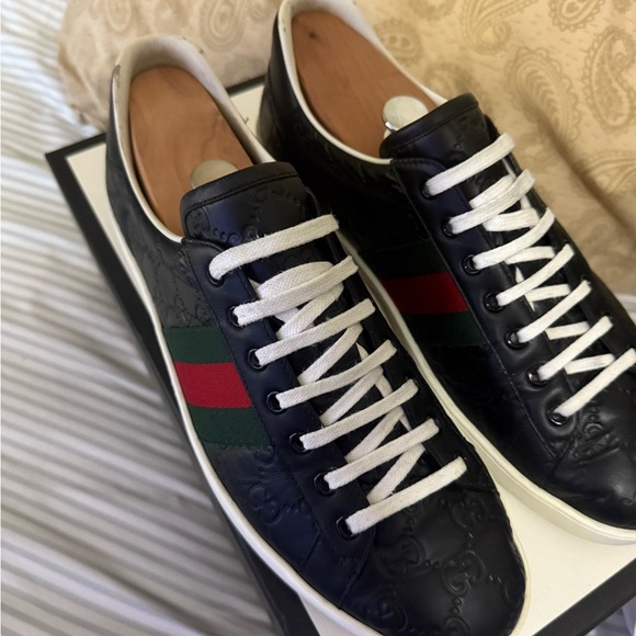 Authentic Gucci Black and Green Sneakers with Signature Stripe - Picture 1 of 7